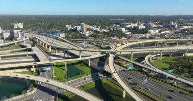 Karmaşık otoyol üst geçidi Tampa, Florida 'da yoğun trafik olan şeritleri yükseltti. Amerikan yüksek hızlı yol ayrımları