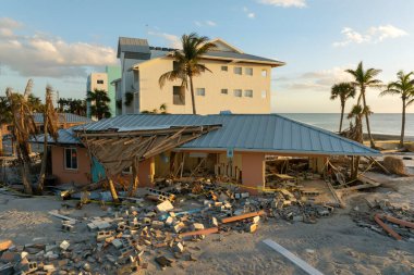 Okyanus kıyısındaki yıkılmış ev. Milton Kasırgası 'nın Florida' daki Manasota Key 'deki sonuçları. Fırtına şiddetli hasar verdi.