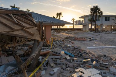 Okyanus kıyısındaki yıkılmış ev. Milton Kasırgası 'nın Florida' daki Manasota Key 'deki sonuçları. Fırtına şiddetli hasar verdi.