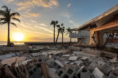 Okyanus kıyısındaki yıkılmış ev. Milton Kasırgası 'nın Florida' daki Manasota Key 'deki sonuçları. Fırtına şiddetli hasar verdi.