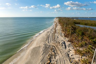 Milton Kasırgası dalgası Blind Pass Plajı 'ndaki Manasota Key yolunu yok etti. Florida 'daki liman altyapısında ciddi hasar var.