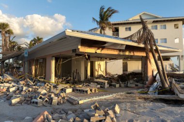 Milton Kasırgası Florida, Manasota Key 'deki rıhtım evinde şiddetli hasara yol açtı. Körfez kıyısındaki evim yıkıldı.