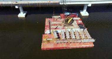 Ellenton, Florida 'da yeni köprü şeritleri inşa ediliyor. Arabaların altyapısını genişletmek Trooper J.D. boyunca her gün seyahat eder. Genç Anıt Köprüsü Manatee Nehri 'ni geçiyor.