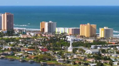 Daytona Sahili, Florida. ABD 'nin güneyinde Atlantik Okyanusu kıyısında özel evleri ve yüksek otel binaları olan liman manzaralı bir yer..