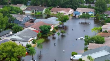 Florida yerleşim bölgesindeki kasırga yağmur sularından evleri su basmış. ABD 'nin güneyindeki doğal afet sonrası