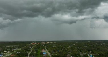 Yaz fırtınası sırasında Florida banliyölerinde sağanak yağış.