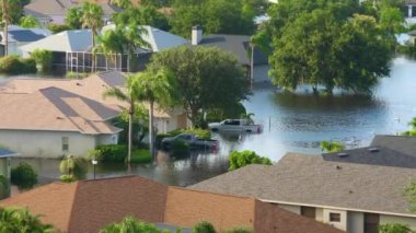 Debby Kasırgası Sarasota, Florida 'daki Laurel Meadows mahallesindeki evleri sular altında bıraktı. Doğal afetten sonra.