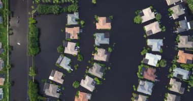 Milton Kasırgası, Sarasota, Florida 'daki evleri sular altında bıraktı. Doğal afetten sonra