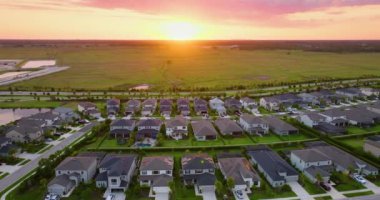 Florida 'nın güneybatısında büyük yerleşim yerleri var. Kırsal ABD banliyölerindeki Amerikan evleri.