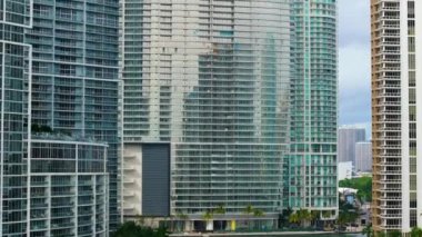 Florida, ABD 'de Miami Brickell şehir merkezindeki beton ve cam gökdelen binaları. Güneşli bir günde iş dünyasının finans bölgesiyle Amerikan megapolis 'i