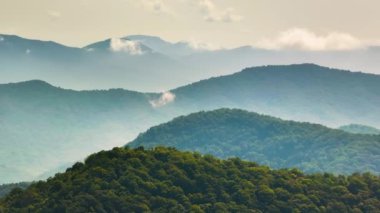 Yaz mevsiminde Kuzey Carolina Appalachian dağları. Güzel doğanın yaz manzarası.