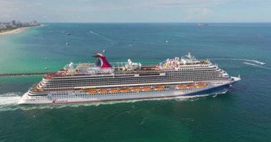 Okyanus seyahati. Miami limanından kalkan büyük yolcu gemisinin hava görüntüsü. Tatil konsepti.