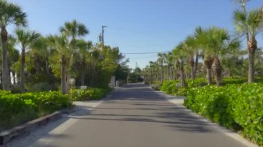 Güneşli Florida 'da Casey Key manzaralı yolda POV sürüyor.