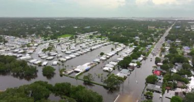 Florida 'nın banliyölerinde tropik yağmur fırtınası yerleşim yerlerini sular altında bıraktı. Kasırga Sonrası