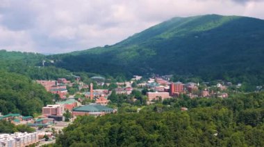 Blue Ridge Dağları 'ndaki küçük bir kasaba. Boone, Kuzey Carolina. Dar sokakları ve tarihi binaları olan kırmızı tuğlalı mimari Appalachian Dağları. Popüler turizm merkezi