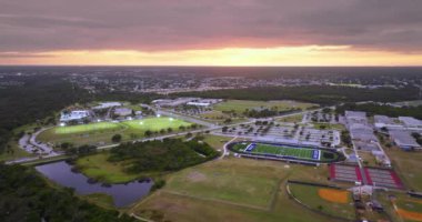 Gün batımında Florida, North Port 'taki devlet okulundaki spor tesisleri. Amerikan futbol stadyumu, tenis kortu ve beyzbol elmas spor altyapısı.