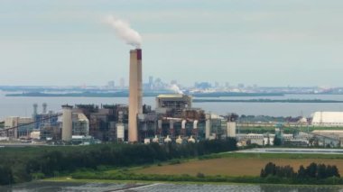 Termik santral, elektrik enerjisi üretimi için kömür fosili yakıtı yakıyor. Tampa, Florida yakınlarındaki Apollo Sahilindeki Big Bend Elektrik İstasyonu..