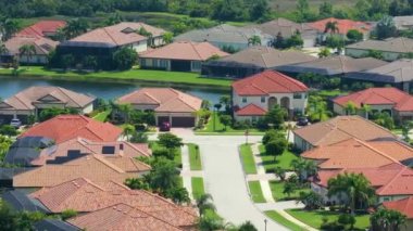 Güney Florida 'da pahalı evleri olan zengin bir mahalle. ABD Premium konut piyasasının gelişimi.