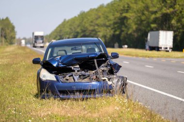 Otoyol kenarındaki trafik kazasından sonra terk edilmiş bir araba..