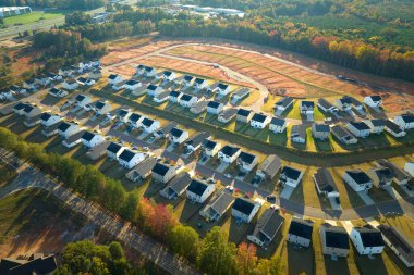 Carolinas banliyösünde inşaat halindeki aile evleri ile birlikte emlak gelişiminin havadan görüntüsü. Büyüyen Amerikan banliyöleri kavramı.