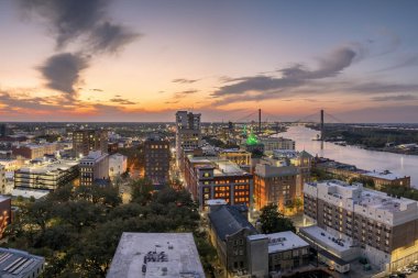 Savannah 'nın havadan görünüşü, Gürcistan' daki eski tarihi şehir. Geceleri Güney Amerika mimarisi.