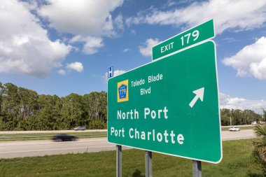 Florida 'daki American çevre yolu çıkışı tabelası. I-75 karayolu kavşağı Kuzey Limanı ve Charlotte Limanı yönünde..
