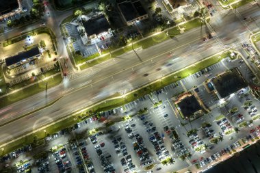 North Port, Florida 'daki American geniş yolu ve alışveriş merkezi plazası. Geceleri araba sürerek kasaba trafiğini aydınlatırdı. ABD ulaştırma altyapı kavramı.