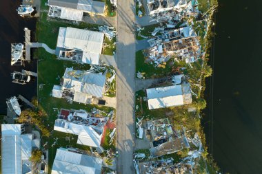 Florida, ABD 'deki doğal afet sonuçları. Mobil evlerdeki Ian Kasırgası 'nın hava görüntüsü ağır hasar görmüş..