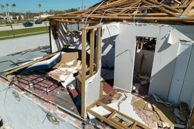 Doğal afetin sonuçları. Florida 'daki Ian Kasırgası' ndan sonra kiremitleri kırılmış ve duvarları kırılmış..