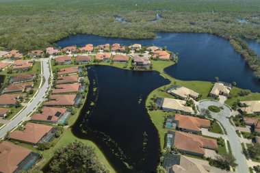 Doğal afetin sonuçları. Florida yerleşim bölgesindeki Ian kasırgasından sonra evlerin etrafını su basmış..