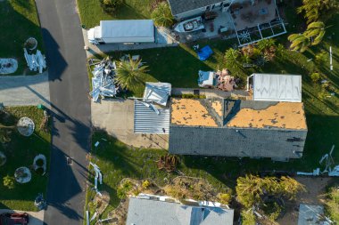 Doğal afetin sonuçları. Florida gezici ev bölgesinde Ian kasırgasından sonra ciddi hasar görmüş evler..