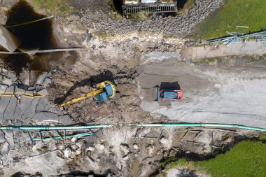Florida 'da kasırga üstüne köprü yıkıldı. Yol çalışması alanında inşaat malzemeleri. Sel sularının asfaltı temizlemesinden sonra hasarlı yolun yeniden inşası.