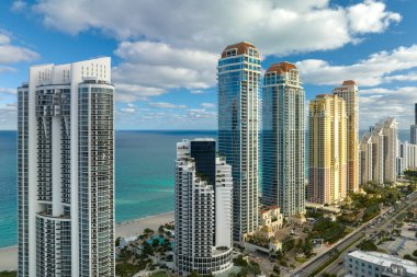 Sunny Isles Sahili 'ndeki Atlantik Okyanusu kıyısında pahalı oteller ve daireler. Güney Florida 'daki Amerikan turizm altyapısı.