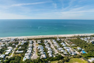 Meksika Körfezi kıyısındaki yeşil palmiye ağaçları arasında pahalı malikaneler Gasparilla Adası 'ndaki Boca Grande adlı küçük bir kasabada, ABD' nin güneybatısında. Zengin sahil manzaralı bir yer..