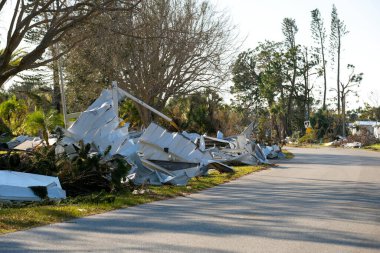 Florida gezici ev bölgesindeki kasırga evlerinin yol kenarındaki enkaz yığınları ağır hasar gördü. Doğal afetin sonuçları..