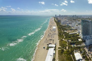Yüksek lüks otelleri, apartmanları ve kumlu sahili olan Miami Beach şehri. Güney Florida, ABD 'de yüksek açılı turizm altyapısı.