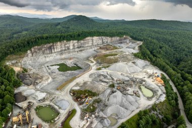 Kuzey Carolina, ABD 'deki Appalachian dağlarında inşaat endüstrisi için çakıl ocağı madeni..