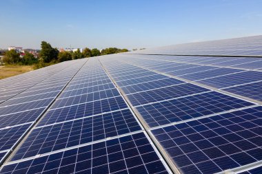 Ticari binaların güneş çatılarındaki fotovoltaik paneller temiz ekolojik elektrik enerjisi üretmek için. Sıfır emisyon kavramı ile yenilenebilir elektrik.