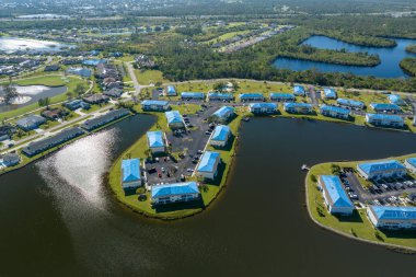 Hasarlı apartman binalarının asfalt kiremitleri değişene kadar yağmur suyu sızıntısına karşı çatıları koruyan koruyucu muşamba. Doğal afetten sonra.