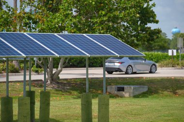 Otoparkın yakınına temiz elektrik üretimi için güneş panelleri yerleştirildi. Fotovoltaik teknoloji elektrikli araba şarjı için kentsel altyapıya entegre edildi.