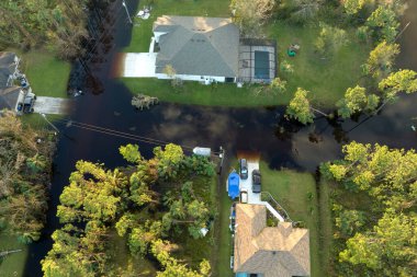 Doğal afet sonrası. Kasırga yağış sularıyla çevrili Florida yerleşim bölgesindeki evler.