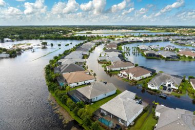 Florida 'nın banliyölerinde tropik yağmur fırtınası yerleşim yerlerini sular altında bıraktı. Kasırga Sonrası.