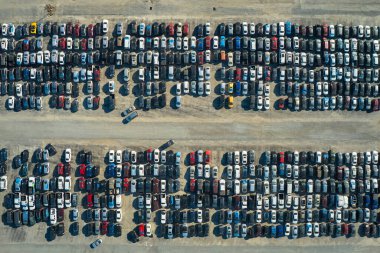 Kazadan sonra park halindeki ikinci el arabaların satışa hazır olduğu büyük otoparkın manzarası. Açık arttırma reseker şirketi tamir için ikinci el bozuk araçlar satıyor..