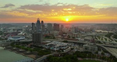 Günbatımında ABD 'nin Ohio şehrinin merkezindeki Cincinnati şehrinin hava manzarası. Modern Amerikan şehir merkezindeki parlak gökdelen binaları