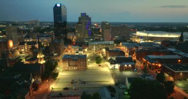 Kentucky, ABD 'nin Lexington şehrinin şehir merkezindeki hava manzarası. Modern Amerikan şehir merkezindeki yüksek gökdelen binaları.