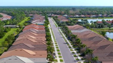 Kırsal ABD banliyölerindeki Amerikan sosyal konutları. Florida 'nın güneybatısındaki küçük bir kasabadaki büyük yerleşim yerlerinin görüntüsü.