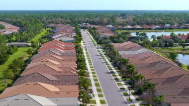 Kırsal ABD banliyölerindeki Amerikan sosyal konutları. Florida 'nın güneybatısındaki küçük bir kasabadaki büyük yerleşim yerlerinin görüntüsü.