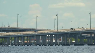 Florida 'da Charlotte Limanı üzerinde trafik arabaları olan bir köprü. Charlotte County 'deki ulaşım altyapısı Punta Gorda ve Port Charlotte' u Peace River üzerinden bağlıyor..