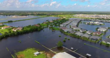 Debby kasırgası Florida 'nın Sarasota banliyösündeki çiftlik evlerini sular altında bıraktı. Doğal afetten sonra