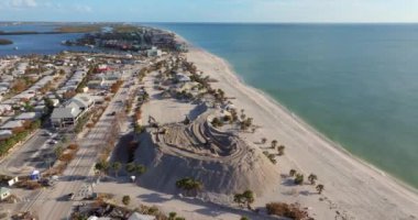 Milton Kasırgası temizlik sonrası. Kasırga sonrası kum boşaltım alanı sakinleri için kum alıcısı. Manasota Key 'deki Englewood Sahili' nde büyük kum yığınları var..